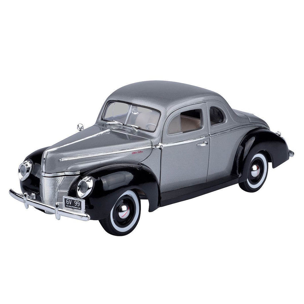 Ford Deluxe Grey/Black 1940 (scale 1 : 18)